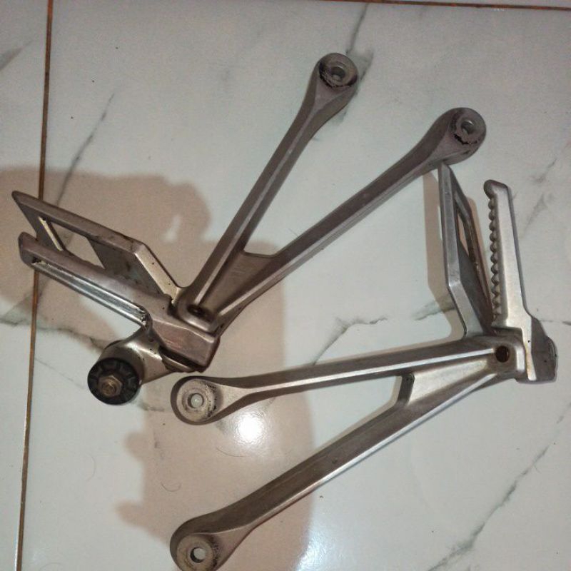 postep cbr facelift belakang FOOTSTEP CBR 150R FACELIFT ORIGINAL