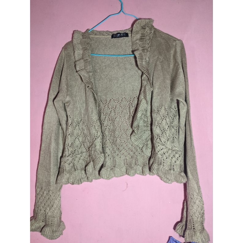 outer jaring jaring rajut lengan balon warna cream dan Coksu