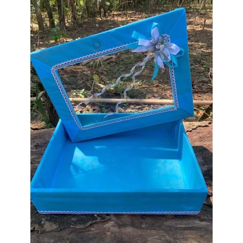 

Kotak Seserahan Pernikahan Kotak lamaran tutup dengan hiasan bunga cantik