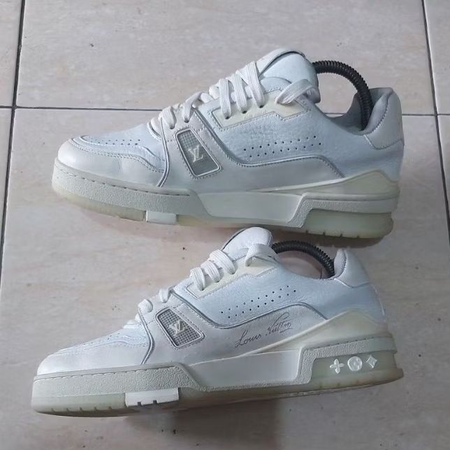 prelov sepatu lv trainer putih