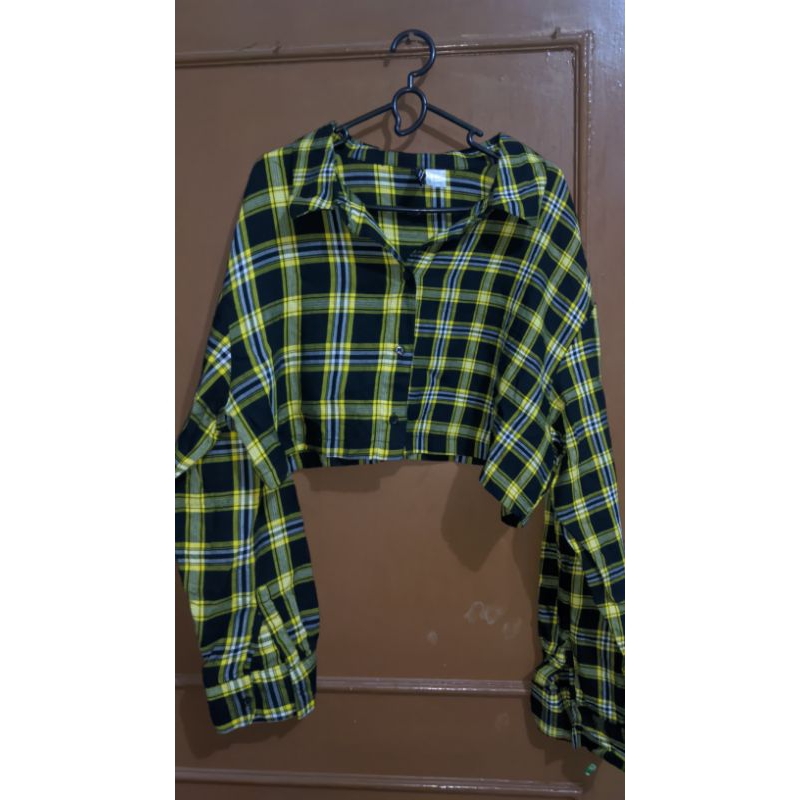 Kemeja crop DIVIDED HNM size M (prelove)