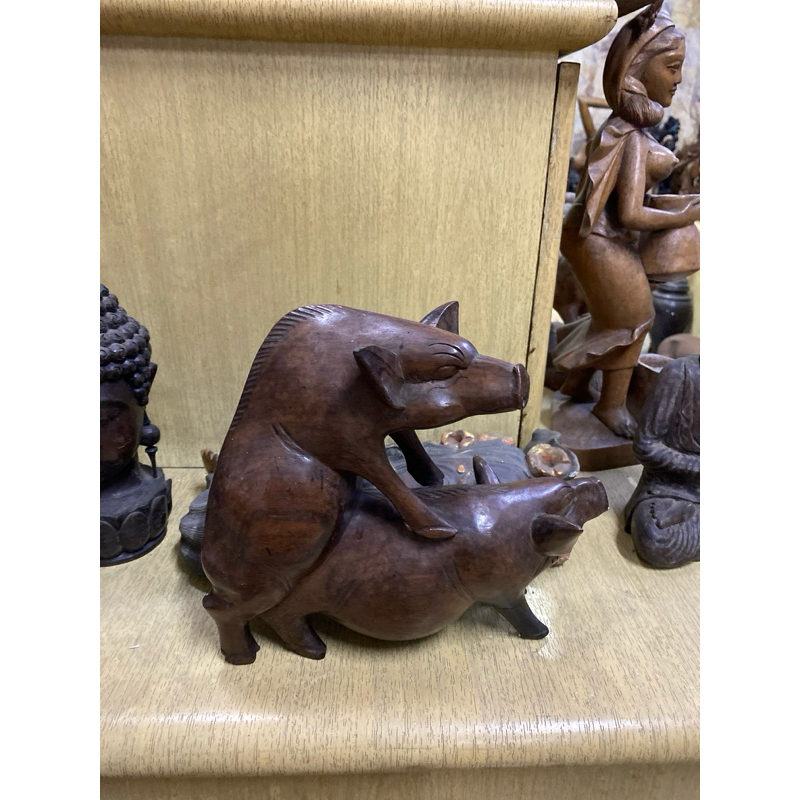 Patung Babi kawin