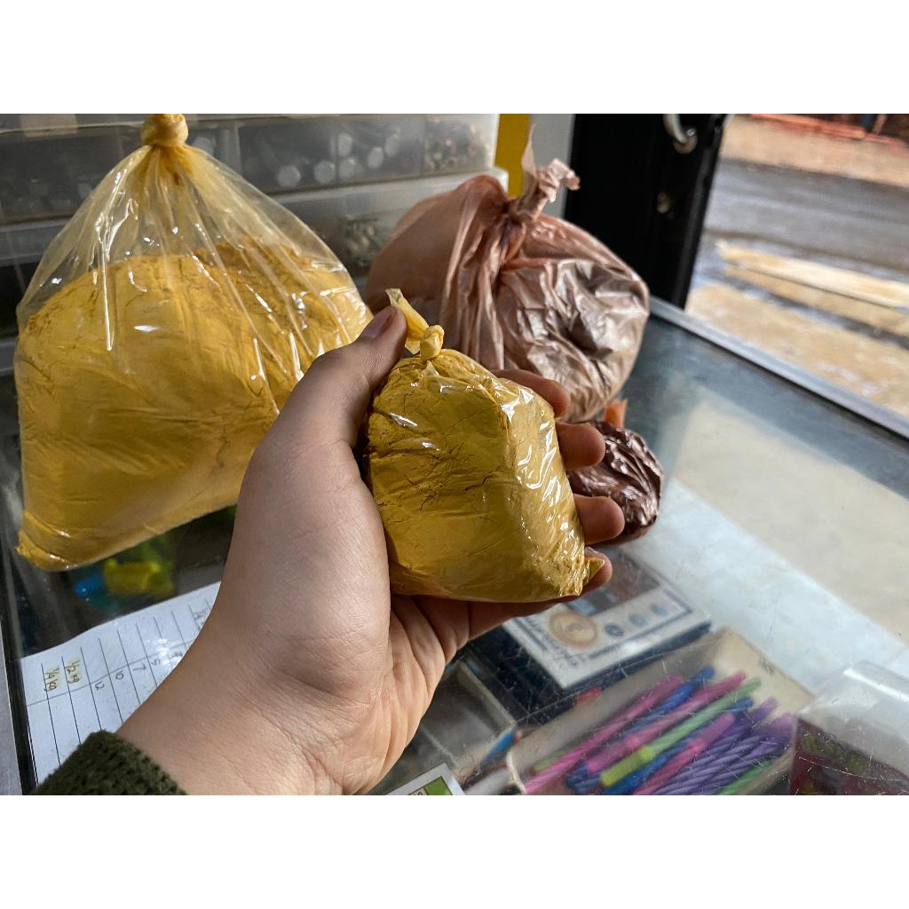 Oker Pewarna atau Oker Cat dengan warna Merah Kuning Hitam.