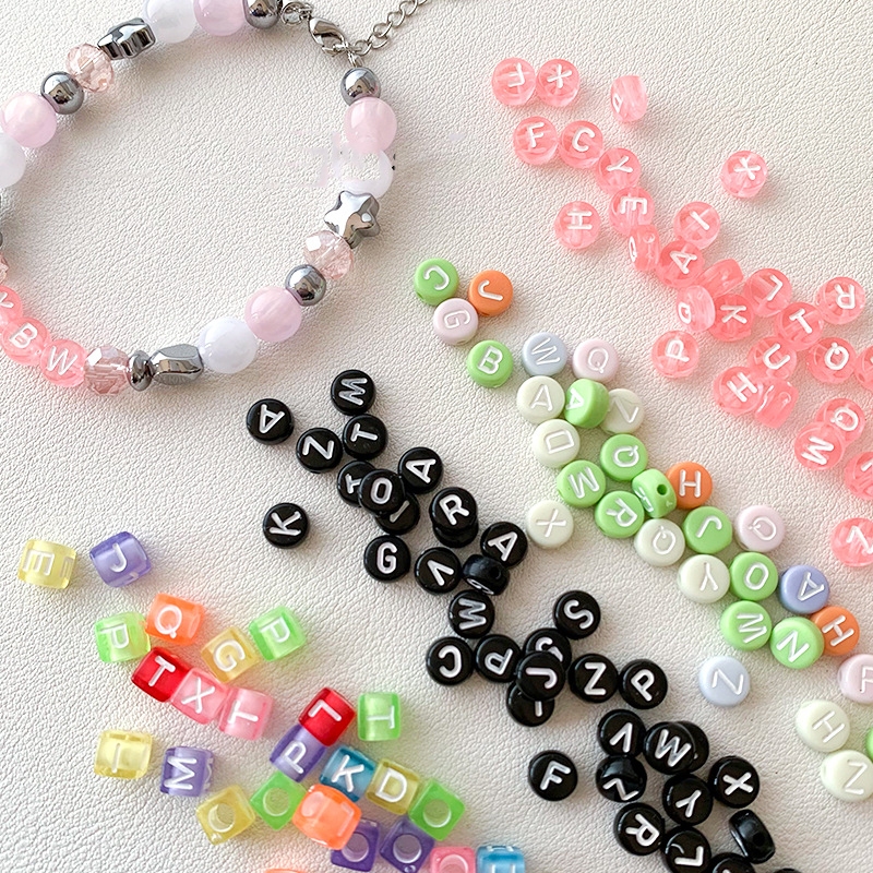 Manik-manik huruf berwarna manik-manik akrilik