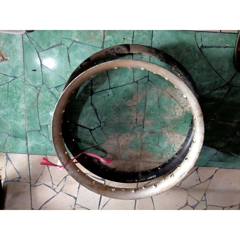 Pelk Pelek Velk Velg Comet U Shape Setengah Lingkaran Ukuran 1.40 x 17 Rata Silver dan Hitam Bekas S