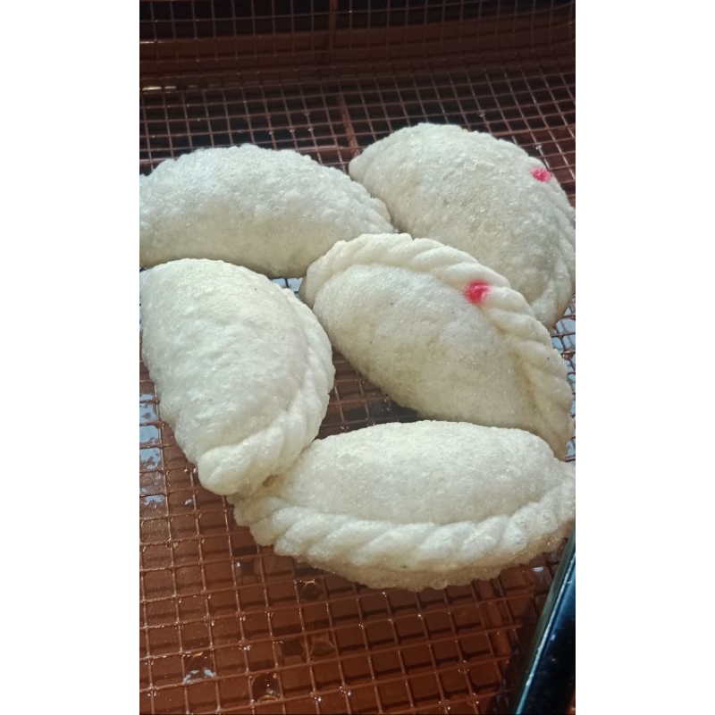 

cireng bunting isi ayam suwir original size 10cm berat 300gr/isi 10 pcs /mika