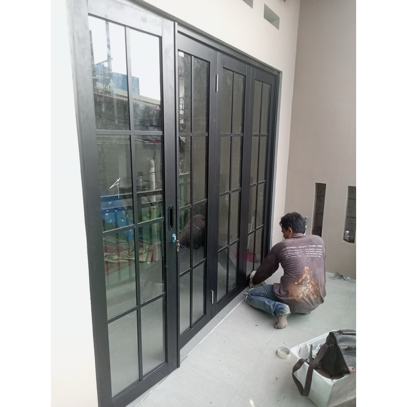 Pintu lipat 4 daun aluminium kaca + ornamen