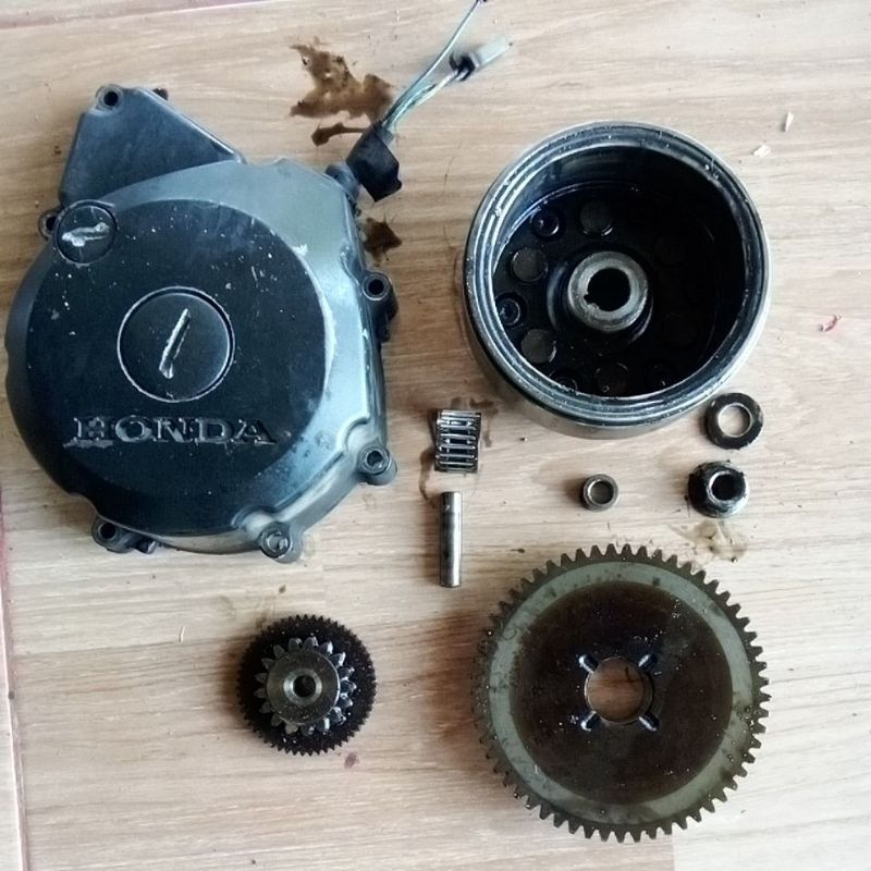 satu set bagian mesin kiri supra x 125 karbu