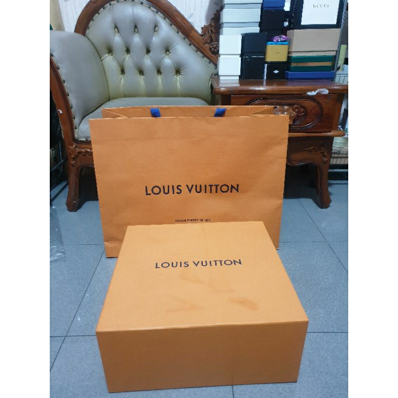 

Box ,Paperbag Lv Original