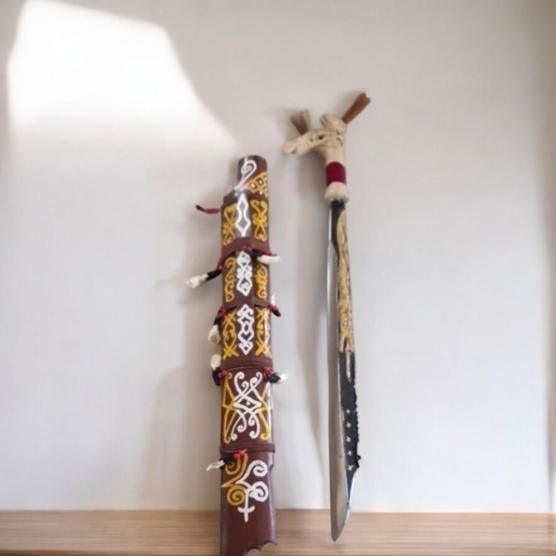 Mandau Pajangan Coklat 65cm – Ukiran Naga Timbul Khas Dayak Kalimantan