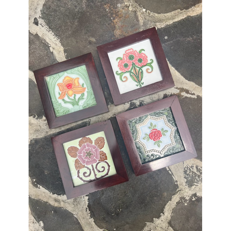 Hiasan Dinding Keramik Motif Bunga