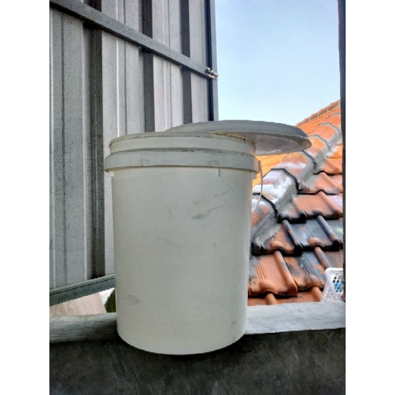 Tong bekas cat | ember plastik putih bekas cat 25 kg dengan tutup