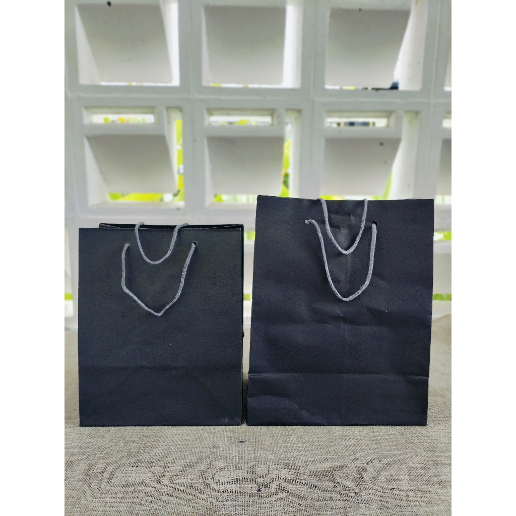 

(12PCS) Paperbag Polos Hitam R7 dan R5 / TAS HAJATAN