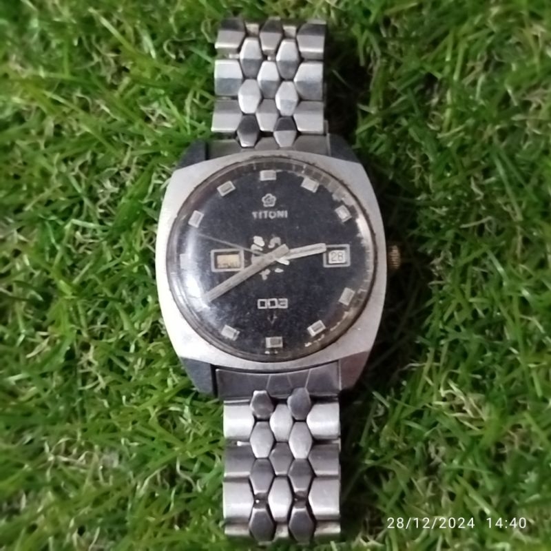 Jam tangan pria TITONI SPACESTAR minus