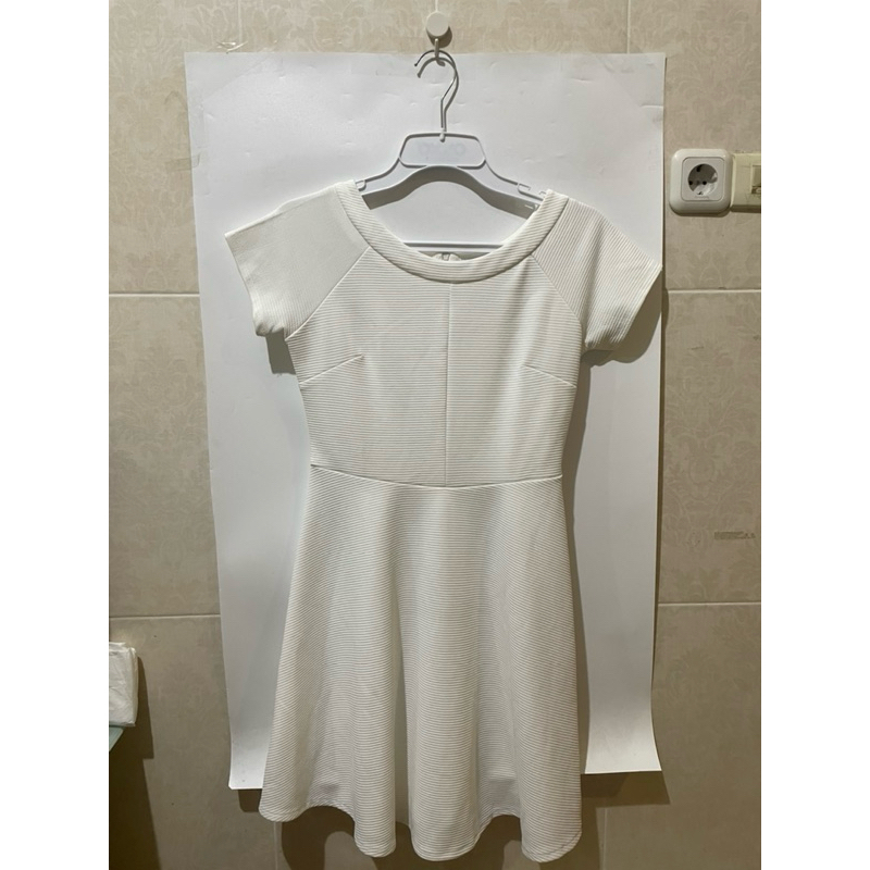 PRELOVED. Medium-length/midi dress putih party lengan pendek