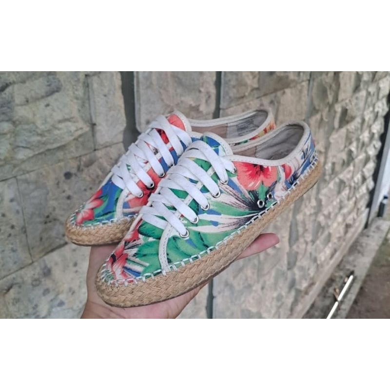 Sepatu steve madden flower