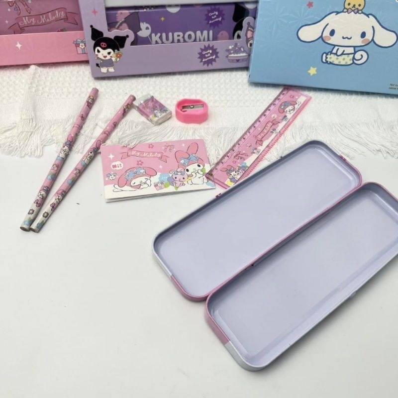 

Set Alat Tulis Anak/ Kotak Pensil Anak Set 7 in 1 Stationery Untuk Hadiah Anak Sekolah Sanrio/ Alat Tulis Set Kotak Pensil Karakter Kuromi/ Set ATK Lucu dan Murah