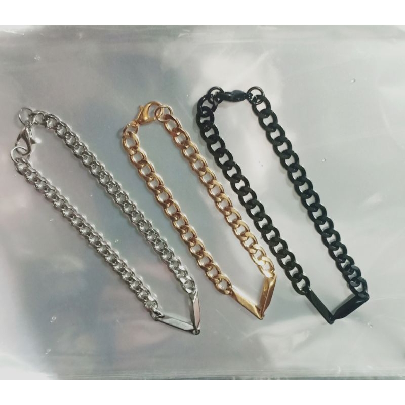 Gelang Emas dan Kulit Hitam Putih