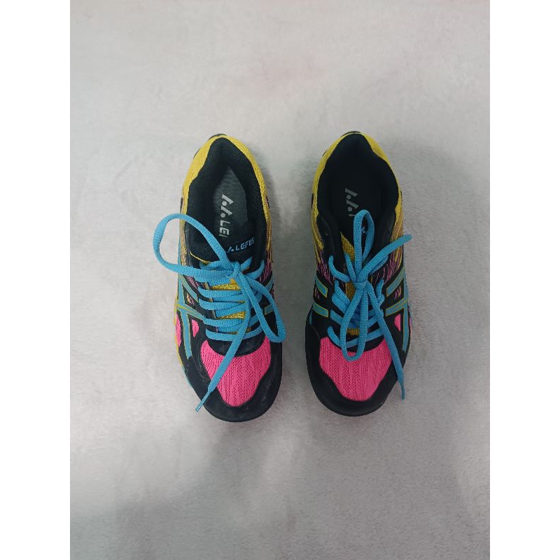 Sepatu Olahraga Lefus
