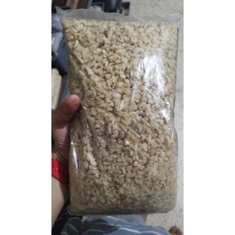 

Kemiri Cacah (1Kg) Super Bebas debu dan Kutu/ Kemiri Menir / Chopped Cut Candlenut / Kemining Laut Cacah