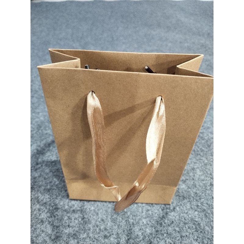

Paperbag Ukuran 20x15x6cm