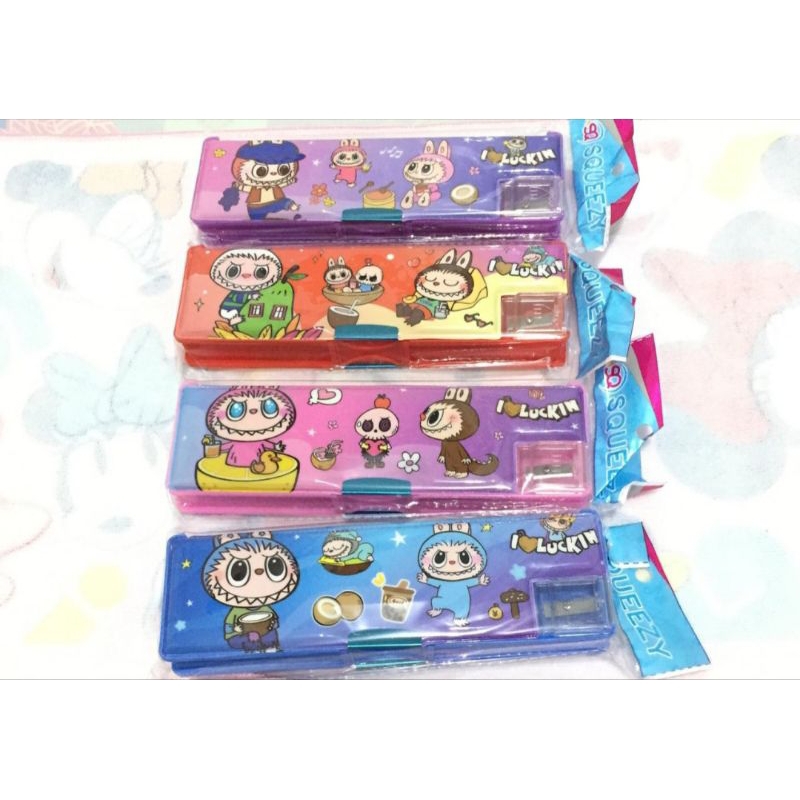 

Tempat Pensil Magnet 2 Sisi Dengan Serutan Karakter Labubu 4 Pcs Grosir Murah / Kotak Pensil Magnet Grosir 4 Pcs
