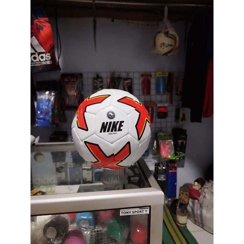 Bola sepak bola size 5 dan 4