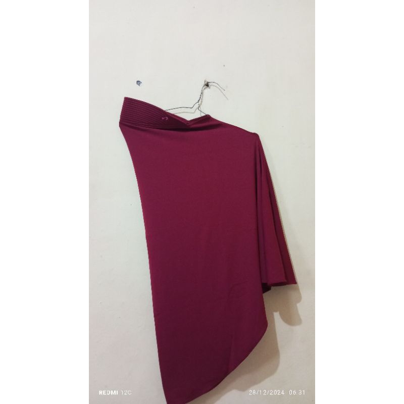 bergo hamidah ukuran M warna merah maroon