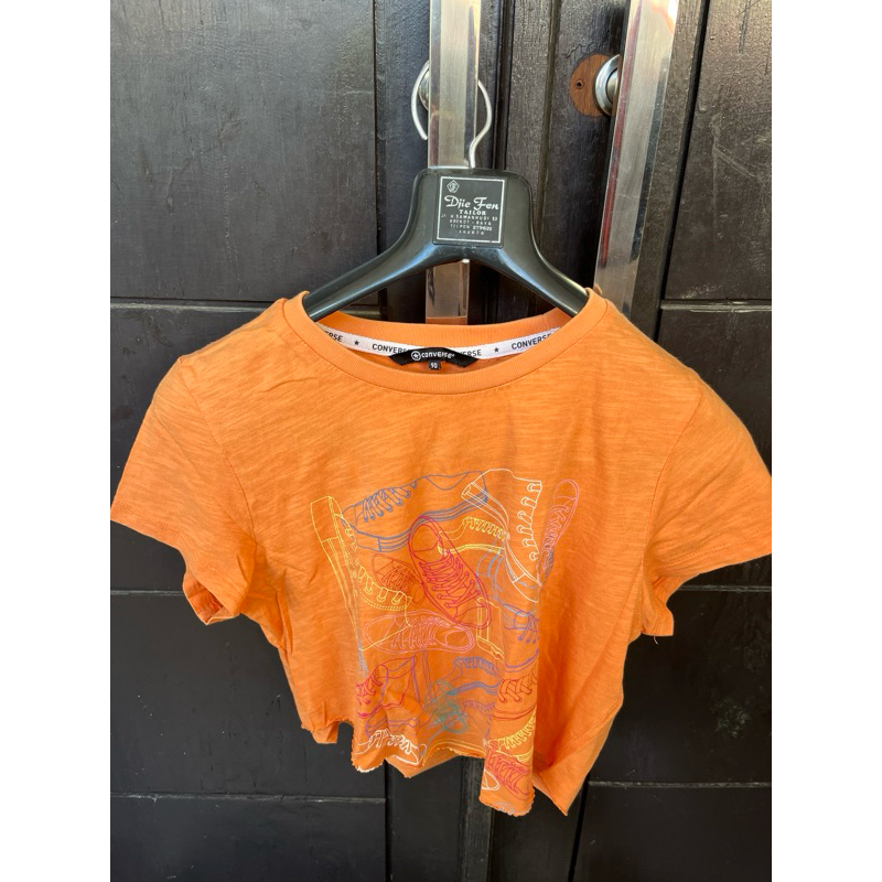 croptop orange converse