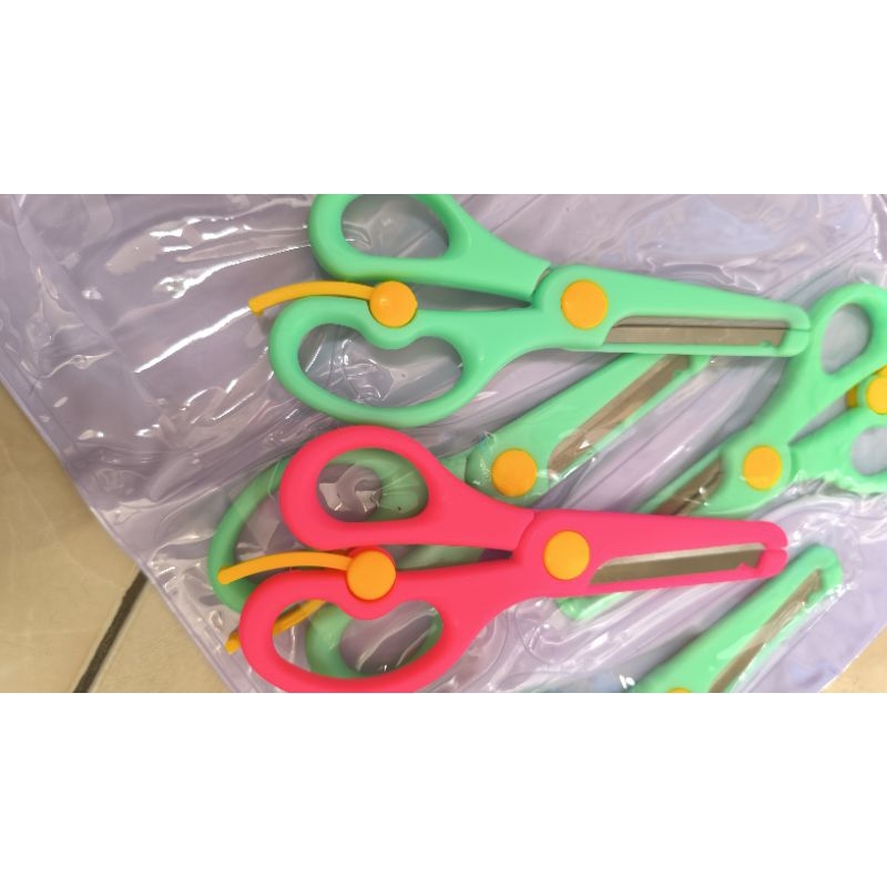 

Gunting anak Squeezy SC SQ03 Tajam dan Aman untuk anak belajar menggunting kertas