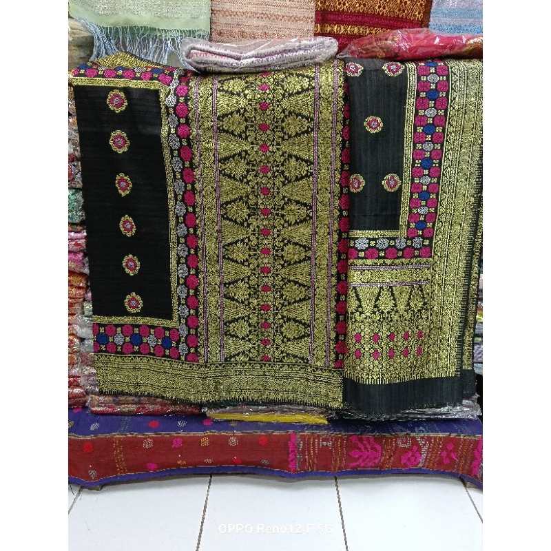 SONGKET PALEMBANG SUTRA BENANG KRISTAL MOTIF LEPUS WARNA HITAM TUMPAL GOLD..