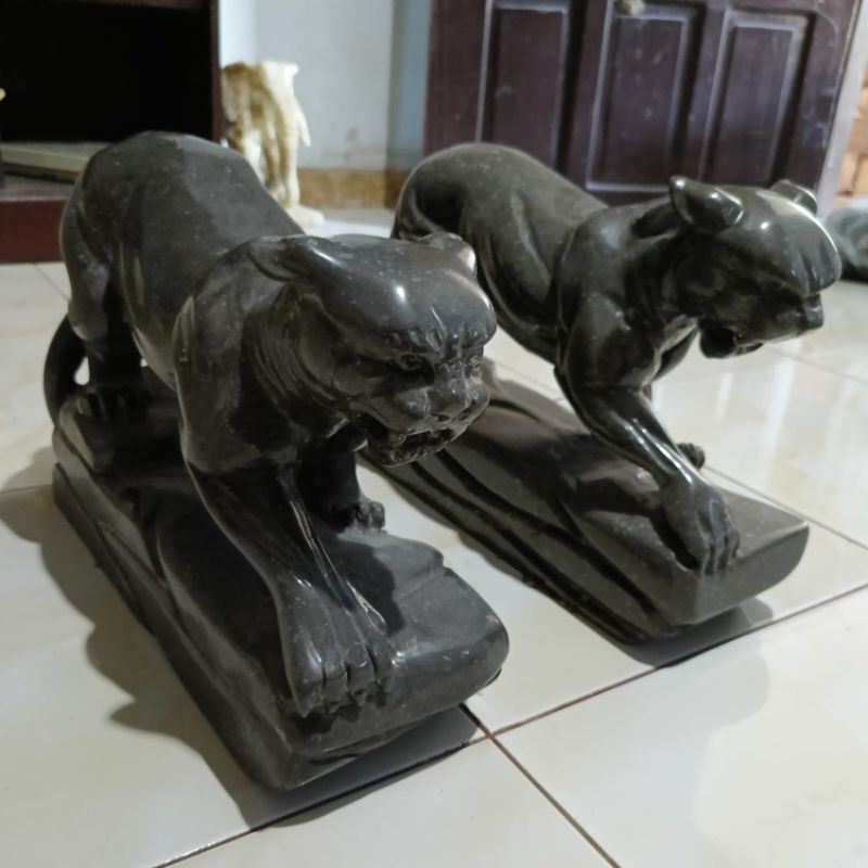 Sepasang Patung Hewan Macan marmer hitam grey panggul
