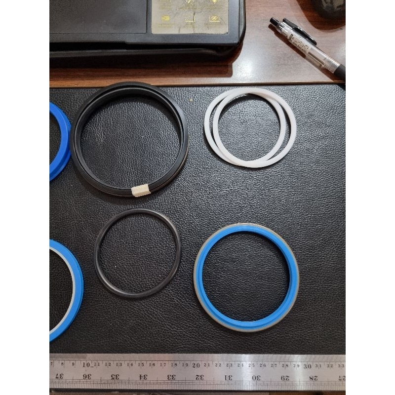 SEAL KIT BOOM CAT320D SKF