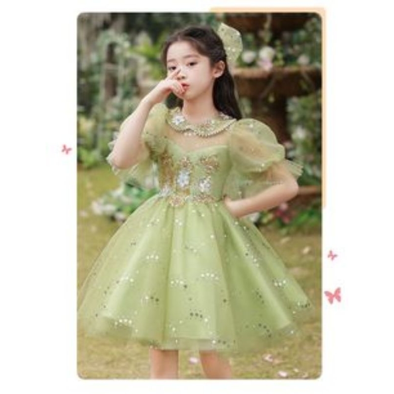 Gaun Pesta Anak Hijau dengan Perempuan Bulan Putih