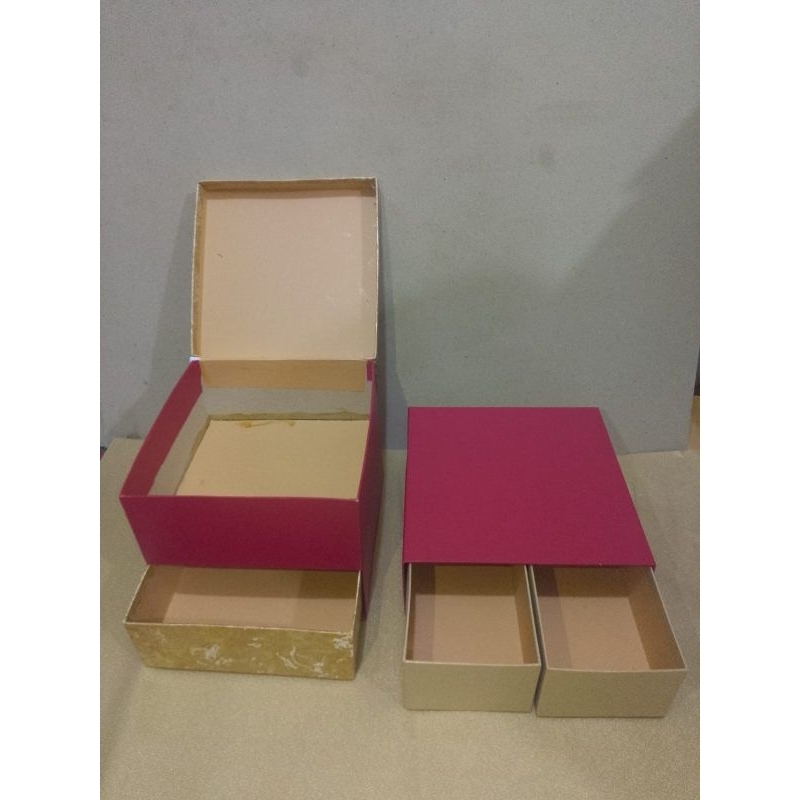 

Box hampers kue Natal dan Imlek