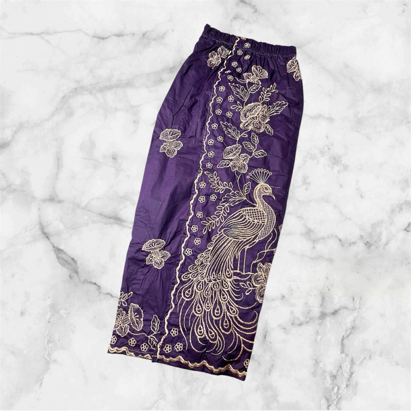 kamen jadi bordil benang cendana motif merak warna ungu tua kamen jadi rok kebaya bali bawahan kebay