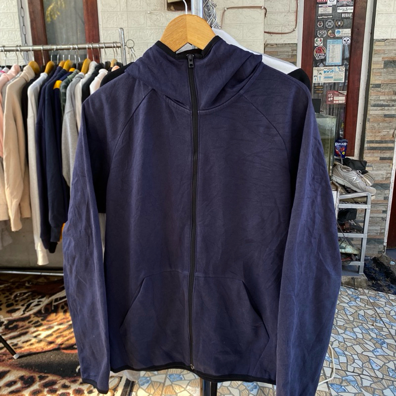 Hoodie uniqlo second bekas
