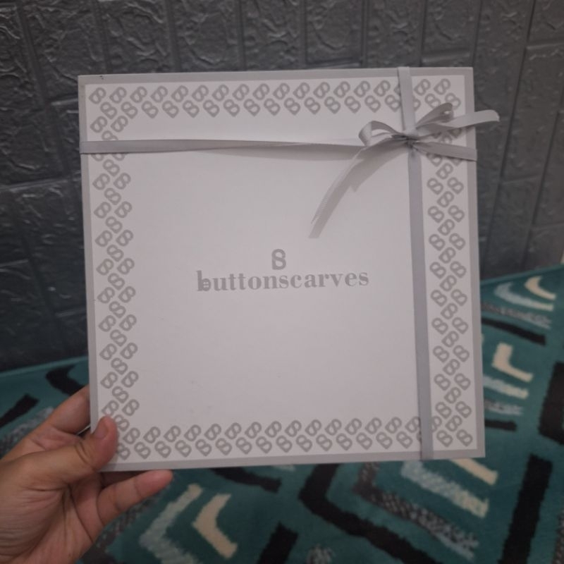 

box Buttonscarves ORI (hanya box)