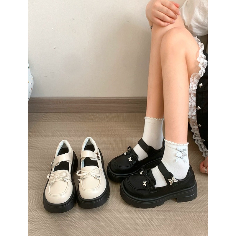 Sepatu Wanita Hitam Putih