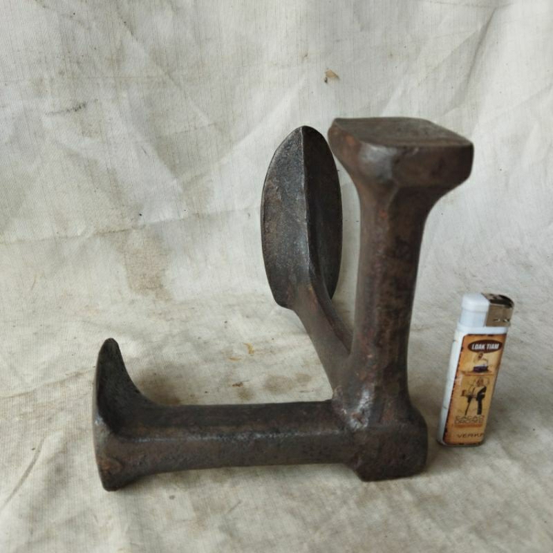 Pajangan Vintage Paron Sepatu Besi Tua