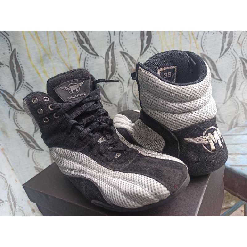 Sepatu Onemore Untuk Finess atau Gym atau lainnya ( like new )  uk 39