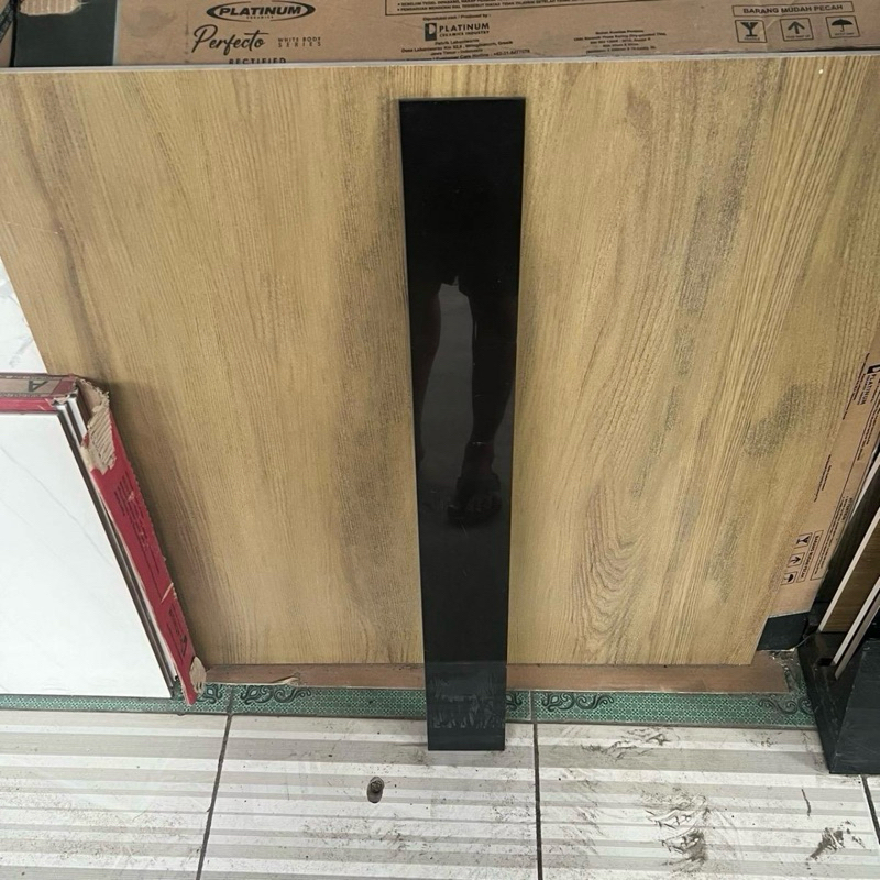 Granit List/Plint 10x80 Hitam polos | Glossy