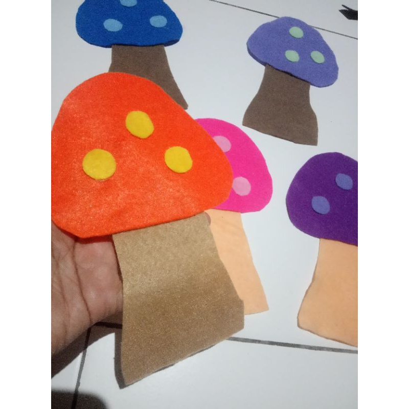 

gambar jamur bahan kain flanel/ hiasan kelas/ hiasan dinding/ hiasan kelas PAUD/ hiasan kelas SD