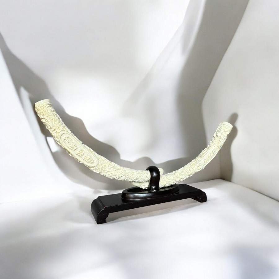 Monark Patung Gading Imitasi dari Resin dengan Ukiran Elegan dan Dudukan Kayu - Dekorasi Rumah Dekor