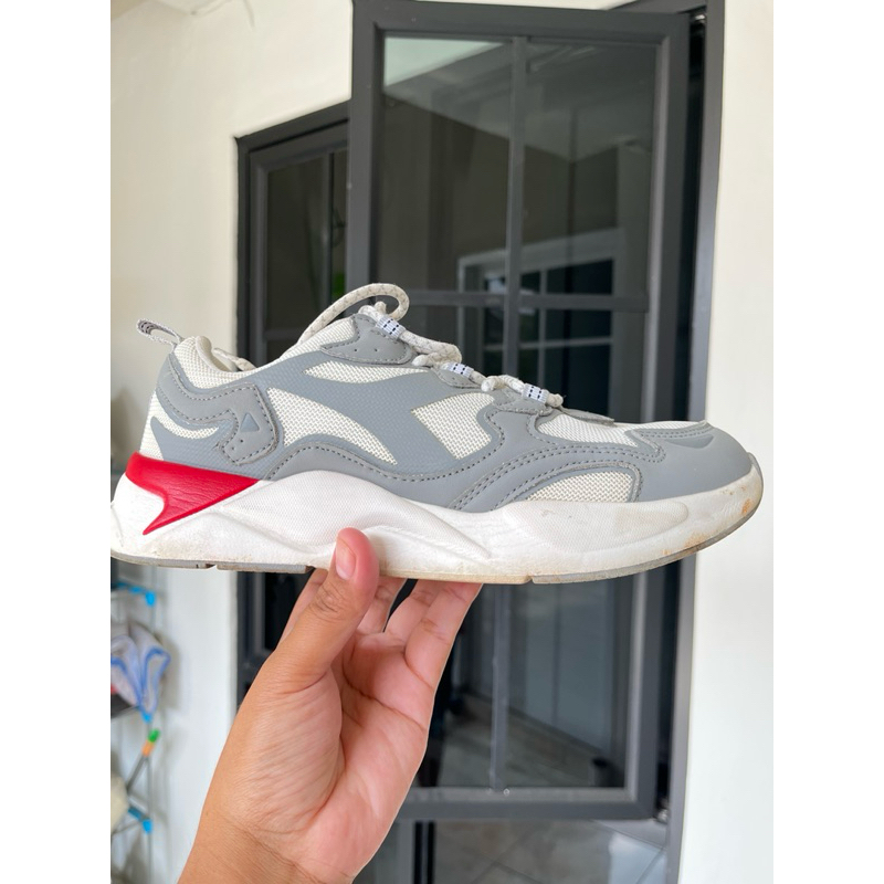 preloved sepatu sneakers unisex pria wanita diadora fern white (M) running shoes