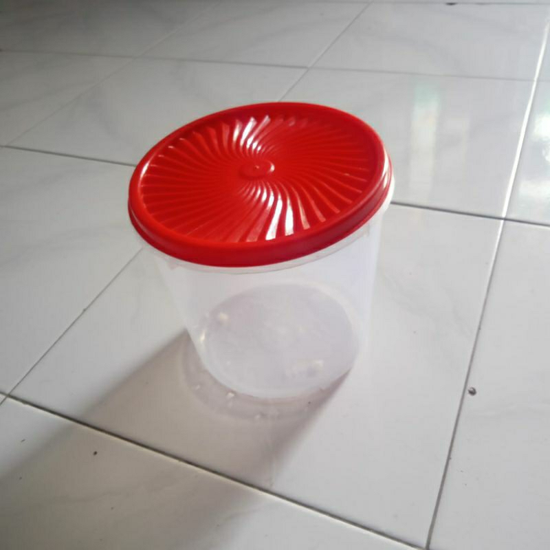 Toples kue plastik dengan aneka warna