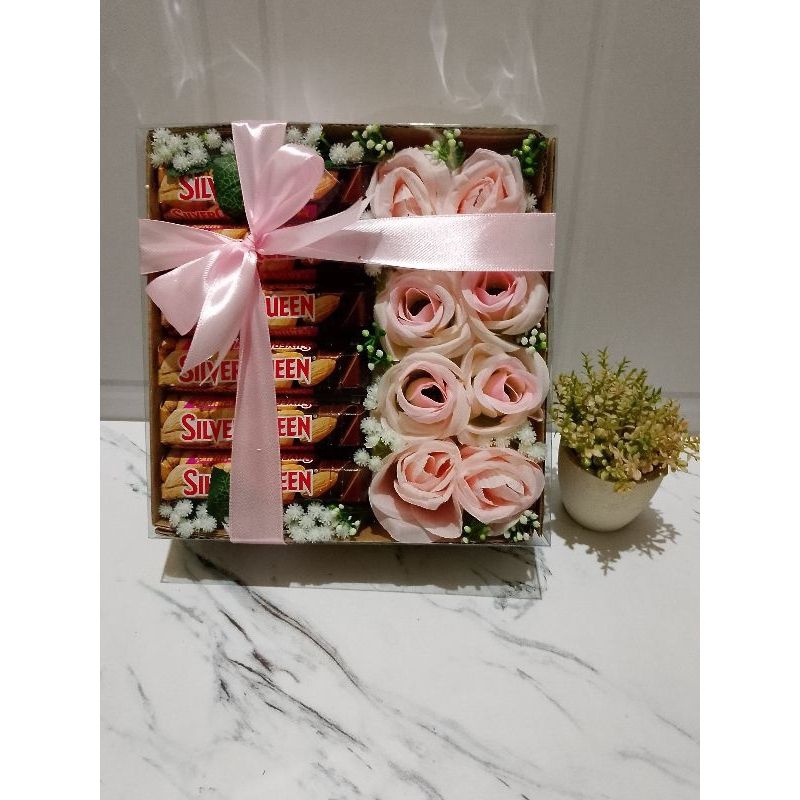 

hampers love/hampers coklat silverqueen/hampers hijab/hampers lebaran/hampers guru/gift box coklat/hampers ultah/hampers valentine love mix silverqueen free blank gift card gratis kartu ucapan