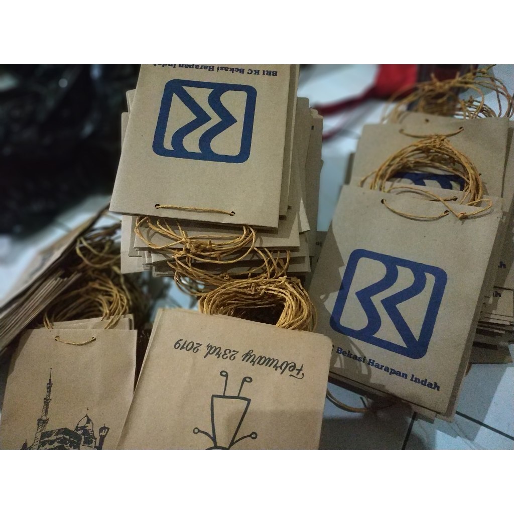 

Paperbag custom craft coklat uk P15 L9 T20(kecil),Paperbag Sablon,Paperbag murah