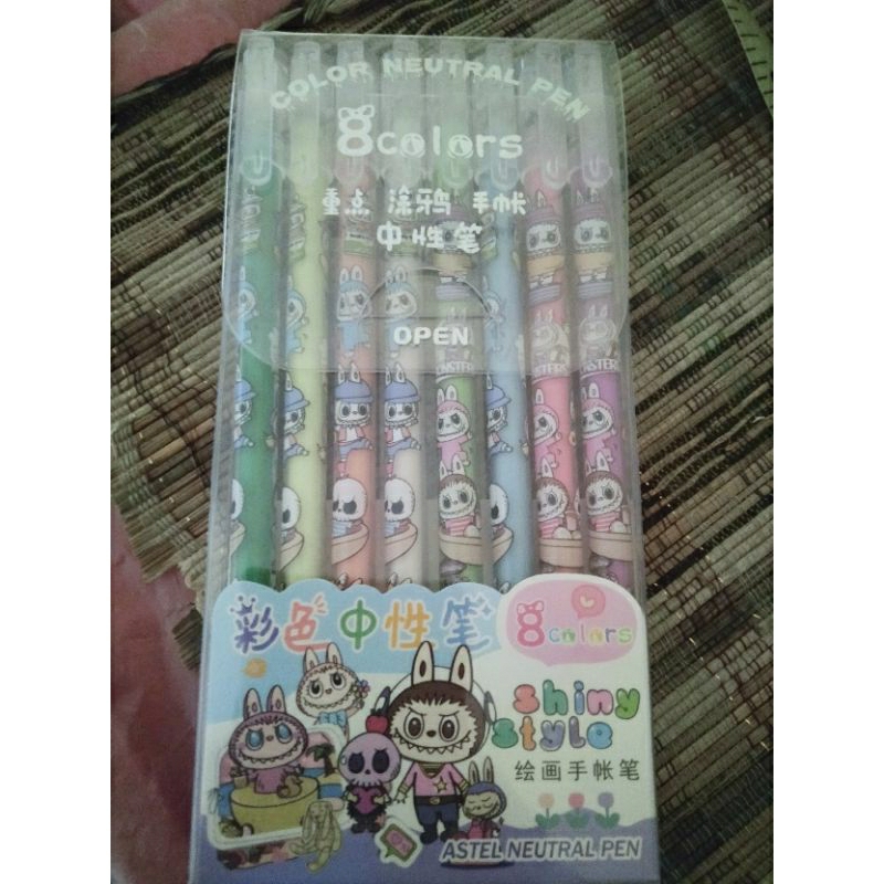 

pulpen warna motif labubu