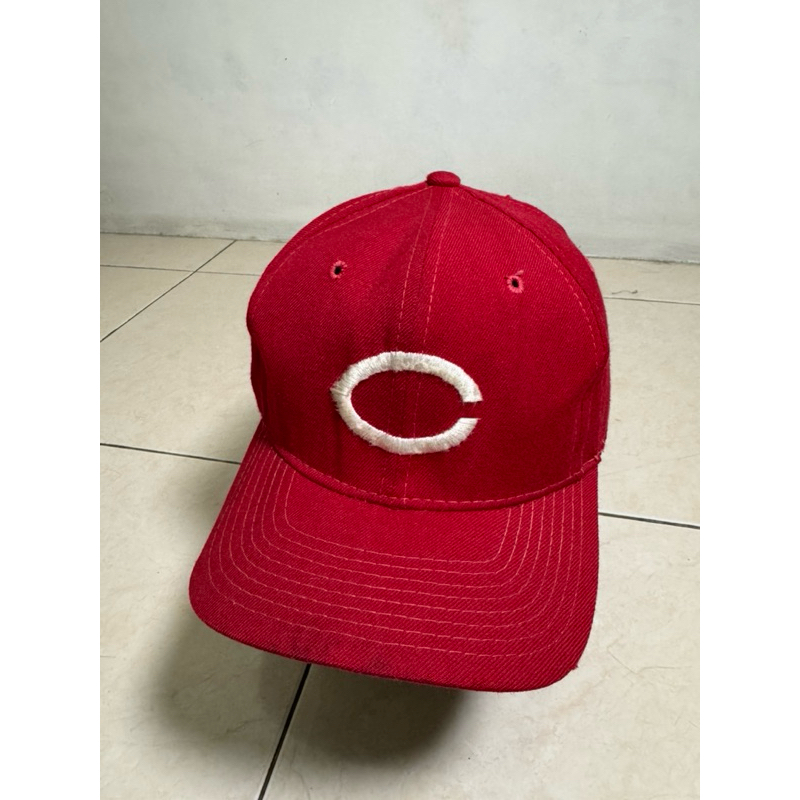 topi sport specialties merah